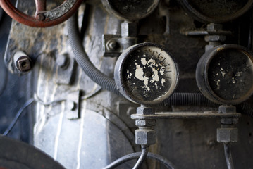 Nostalgische Instrumente an einer Dampflok