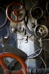 Fototapeta premium Drehregler und Messinstrumente in einer Eisenbahn