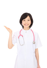 白衣を着て手をかざす女性