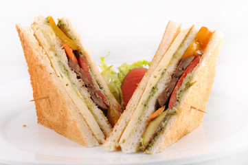 Chicken club sandwiches with potato crisps and dill pickles © Ramzi