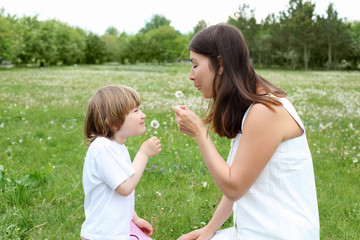 Obraz premium itlle girl with her mother outdoors