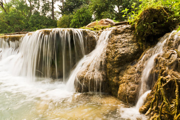 Fototapeta na wymiar Spadek wody Jedsaownoi w parku narodowym