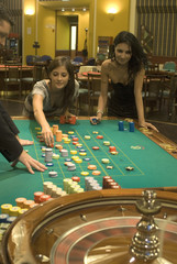 ragazze che giocano alla roulette