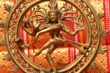Fototapeta premium Une statue de Shiva, le danseur cosmique