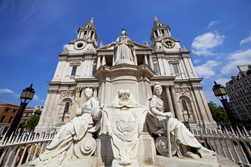 Fototapeta na wymiar Wide angle view of St. Paul's Cathedral, London, UK
