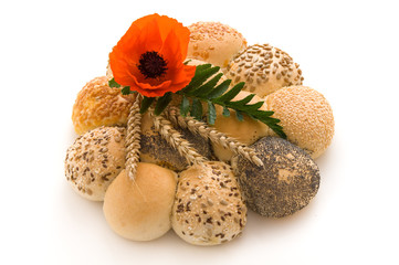 Brötchensonne mit Weizenähren und Mohnblume