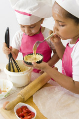 Cuisine - enfants préparant un gâteau