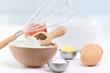 raw ingredientes, ready to merge to make a cake