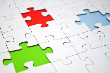 Weißes Puzzle mit Aussparungen