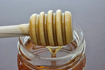 Dosatore in legno per miele