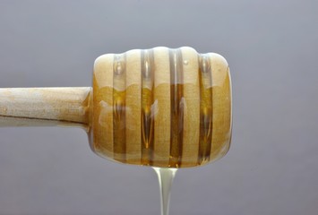 Dosatore in legno per miele