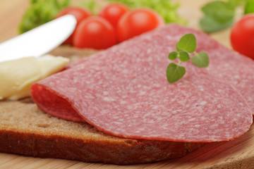 Salami mit Butter auf Brot