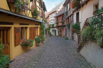 Fototapeta na wymiar Wąska uliczka ze starymi domami, małe miasto europejskie, Francja