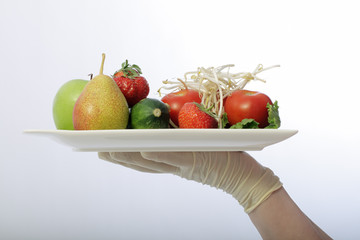 Mit Handschuh Gemüse und Obst tragen