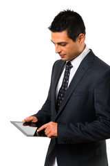 Geschäftsmann schreibt auf einem Tablet PC