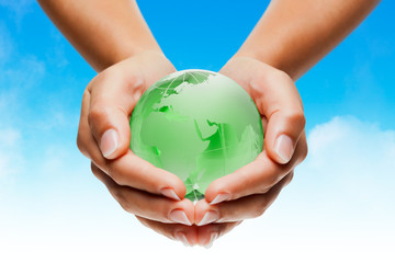 planète terre mains écologie / green earth globe in hands