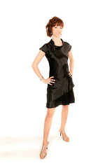 Portrait einer schönen jungen Frau in schwarzem Kleid