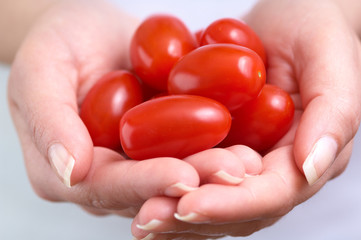 cherry tomatoe betwen the hands