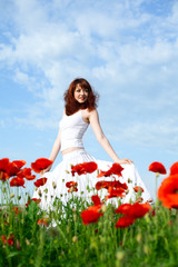 Obraz na płótnie Canvas beauty woman in poppy field