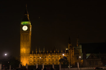 Fototapeta na wymiar London - Big Ben clock tower i Izby Parlamentu o północy