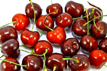 спелая свежая вишня и черешня.