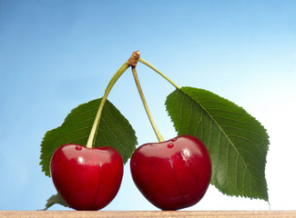 ciliege con foglia su fondo bianco