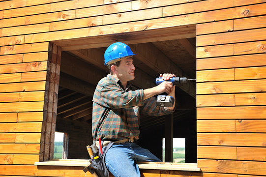 pose d'une fen&ecirc;tre par un menuisier