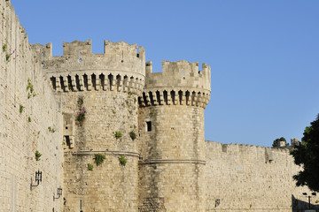 Fototapeta na wymiar Starożytne mury miejskie okalające starego miasta Rodos.