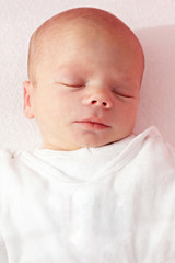 Kleines Baby schläft friedlich