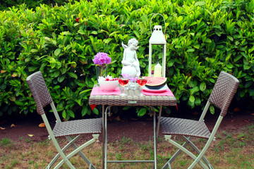 Romantisch gedeckter Tisch