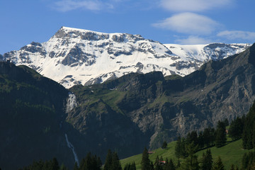 Chutes d'Engstligen dominé par le Wildstrubel (alt 3244 m)