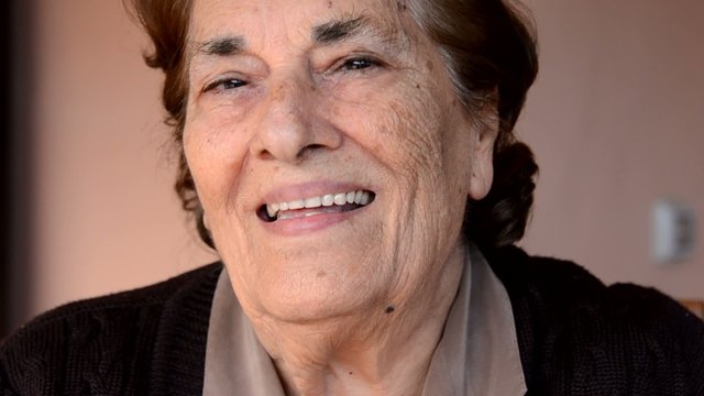 donna anziana sorridente