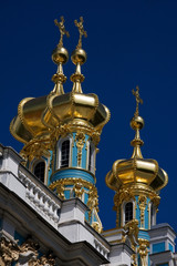 Fototapeta na wymiar złote kopuły w pałacu Katarzyny w Petersburgu