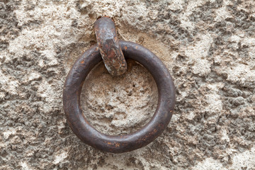 Металлическое кольцо в стене дома. © mvi690