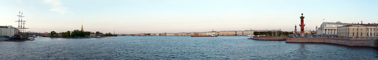 Obraz premium Panoramic view on the Neva river embankment, St. Petersburg