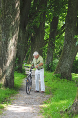 Rentner fährt Rad