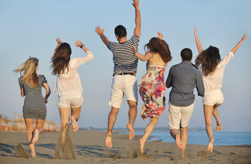 Obraz premium happy young people group have fun on beach