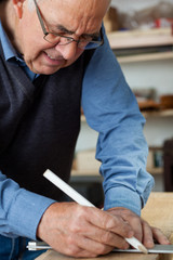 schreiner zeichnet an