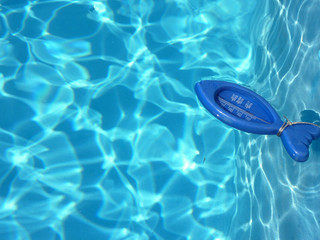 Schwimmbad mit Thermometer