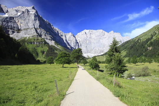 Weg im Engtal (Karwendelgebirge)