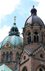 Fototapeta na wymiar Türme der Kirche Sankt Lukas in München