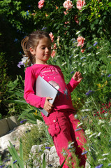 enfant avec sa tablette tactile