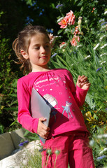 enfant avec sa tablette tactile
