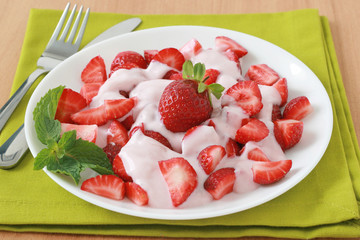 strawberry salad with yogurt