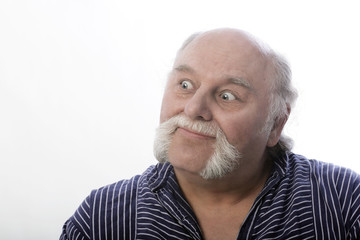 Der alte Mann mit seinem Gedanken