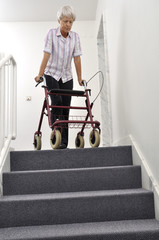 Seniorin mit Gehwagen