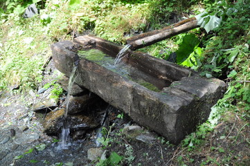 Obraz premium Brunnen im Gebirge