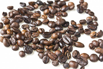 Moka di caffè su fondo bianco