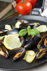 Miesmuscheln mit gegrilltem Zucchini auf einer Pfanne