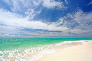 Fototapeta na wymiar 真っ白い砂浜とエメラルドグリーンの海